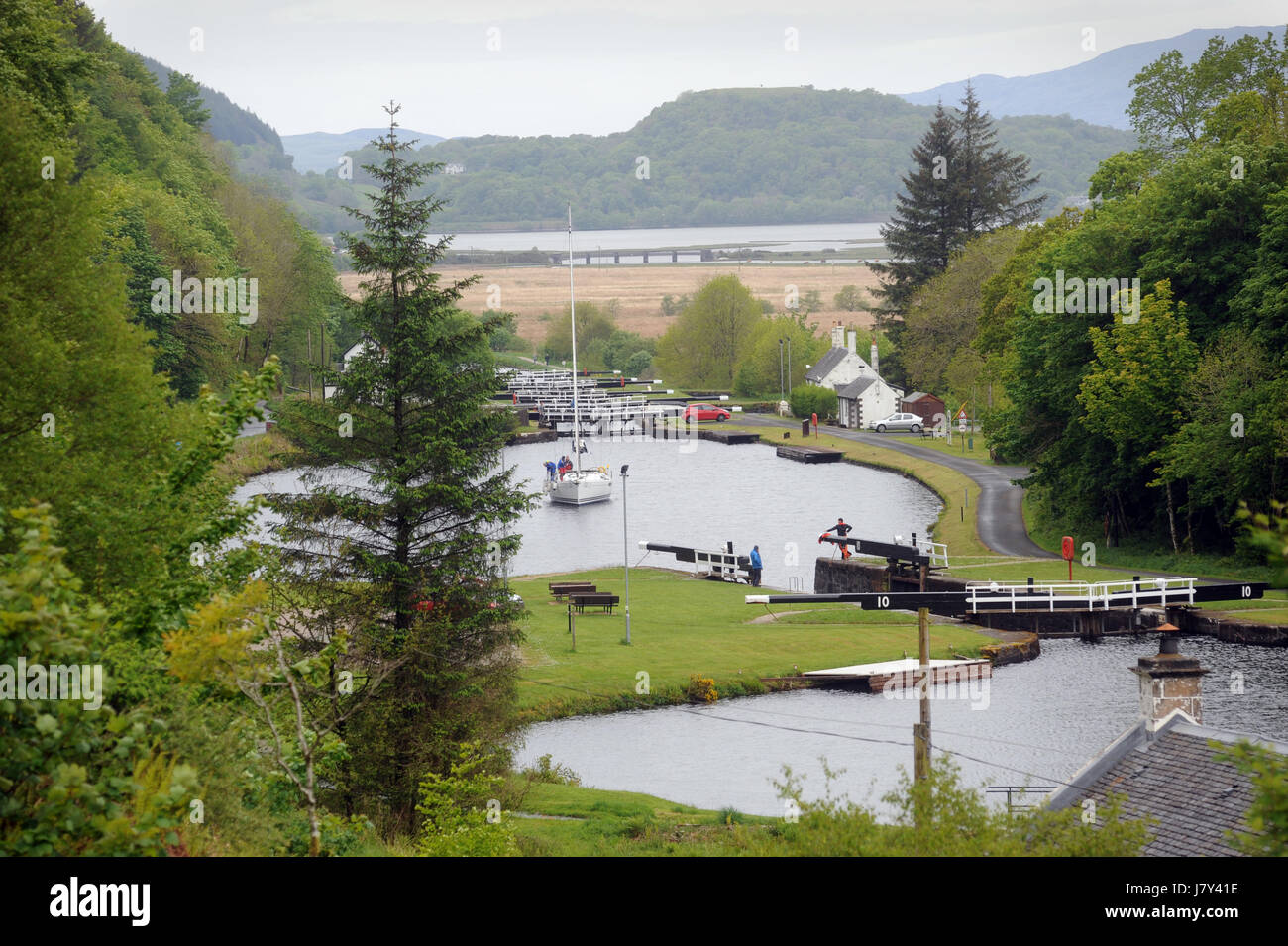 Una barca a vela sul CRINAN CANAL vicino a Lochgilphead Regno Unito Scozia RE vacanze in barca ai turisti di crociera Foto Stock