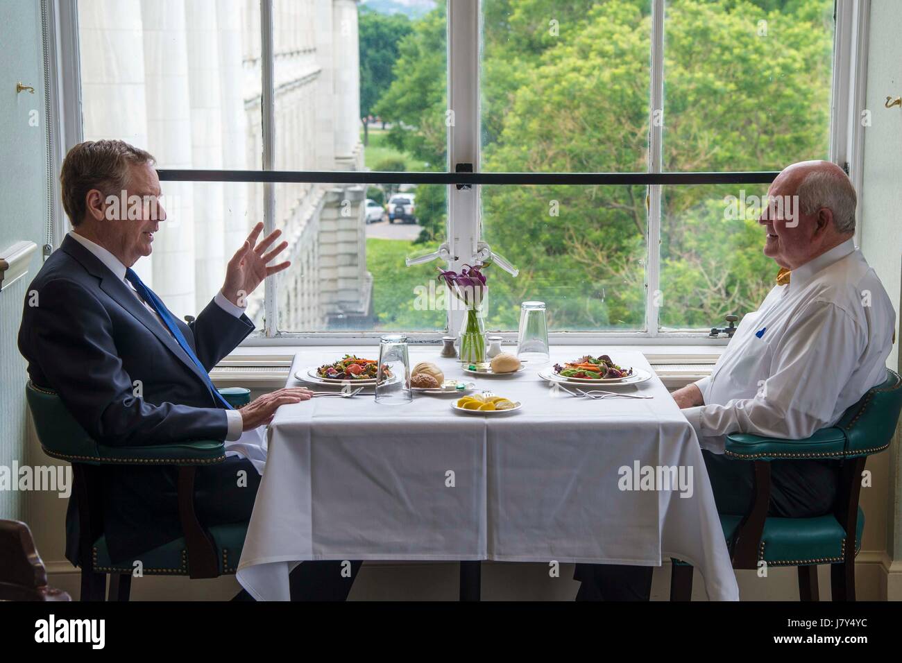 Stati Uniti Segretario di Agricoltura Sonny Perdue, destra, ascolta U.S. Rappresentante di commercio Bob Lighthizer durante il pranzo presso il Lincoln sala da pranzo presso il quartier generale USDA 23 Maggio 2017 a Washington D.C. Foto Stock