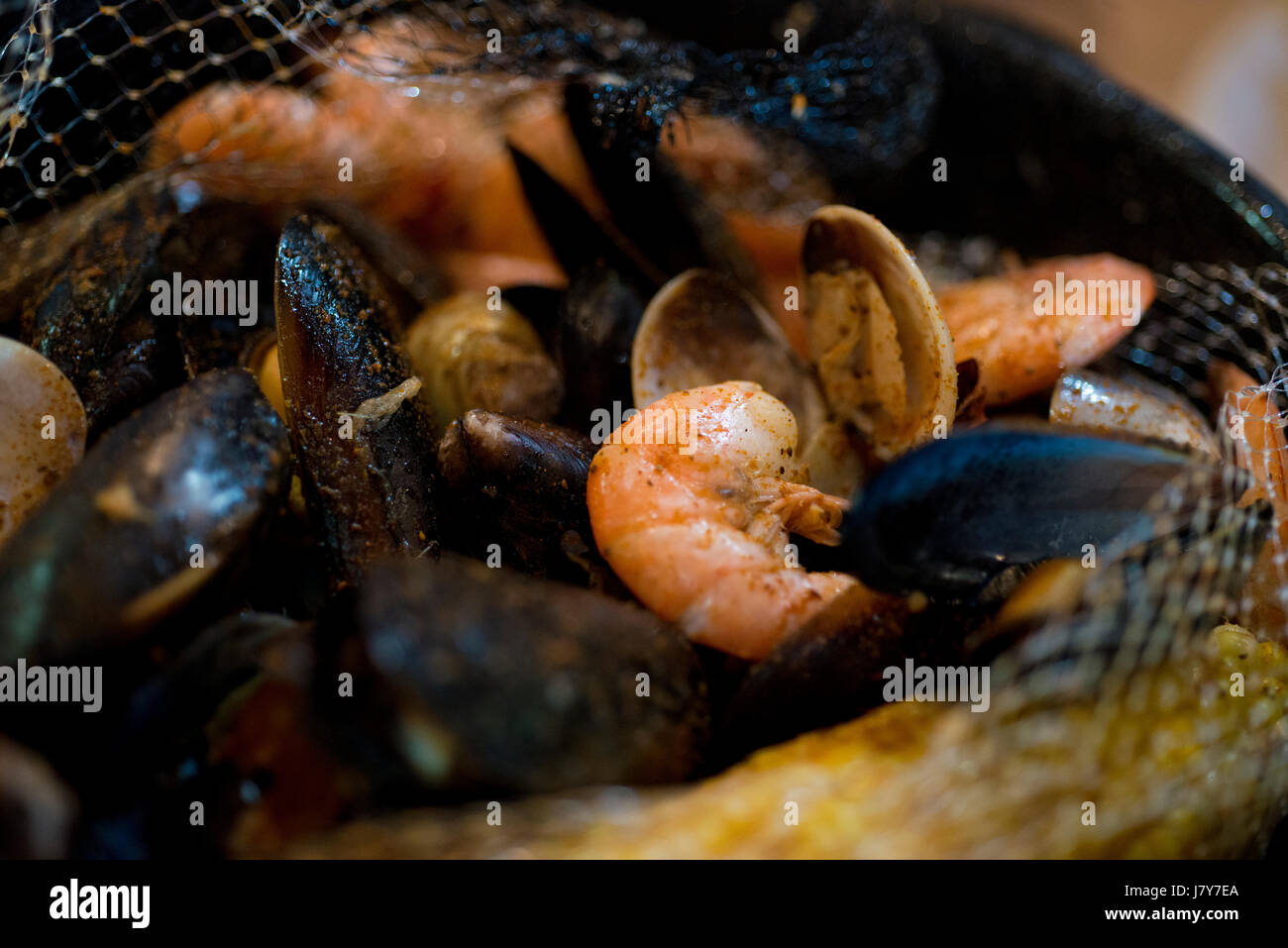 Le vongole, i gamberi, mussles, cuocere in pentola Foto Stock