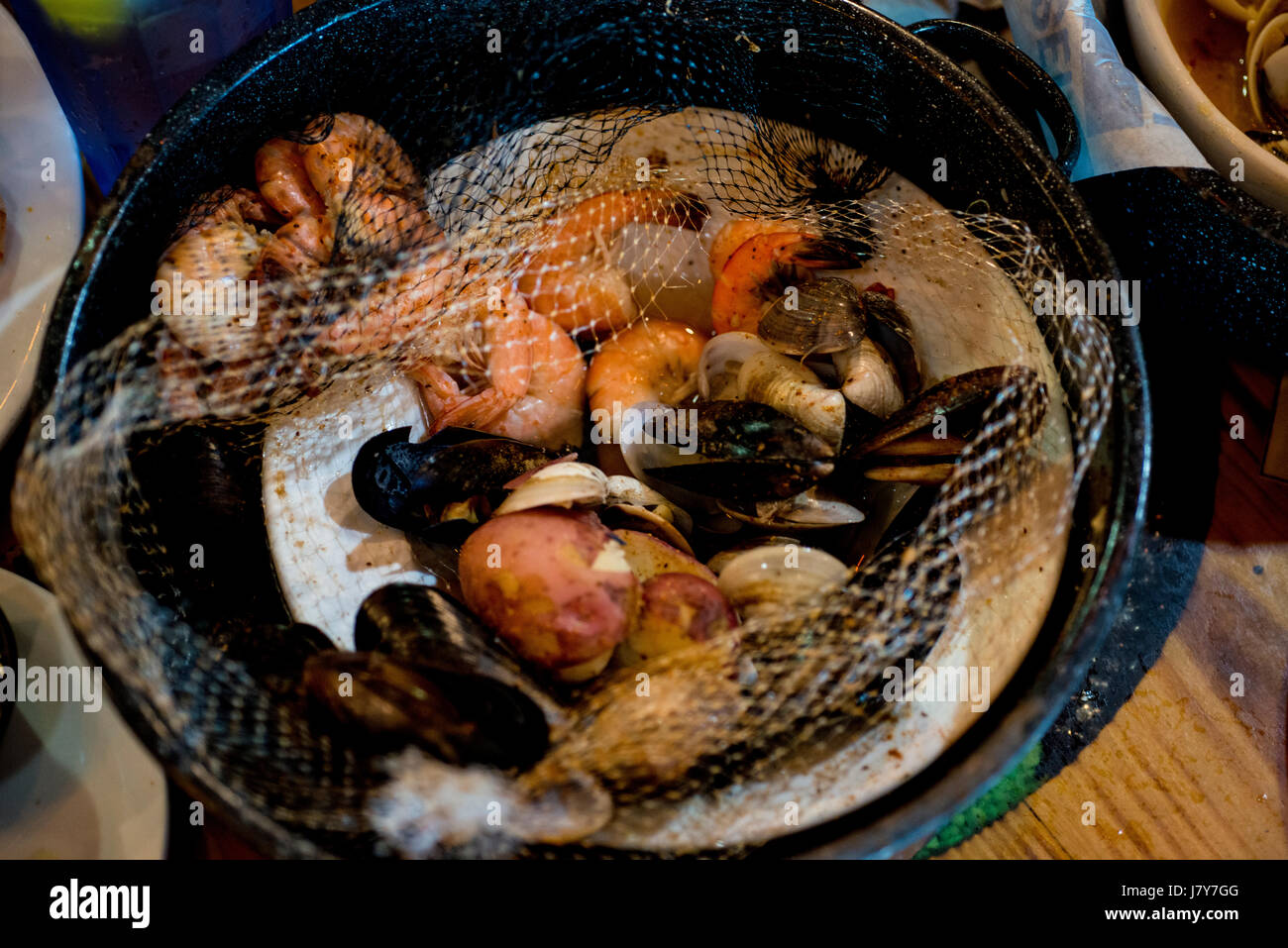 Le vongole, i gamberi, mussles, cuocere in pentola Foto Stock