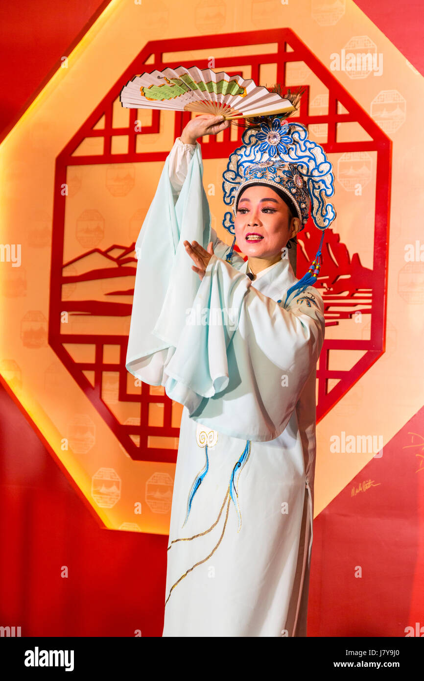 Wenzhou, Zhejiang, Cina. La cantante lirica di eseguire. Foto Stock
