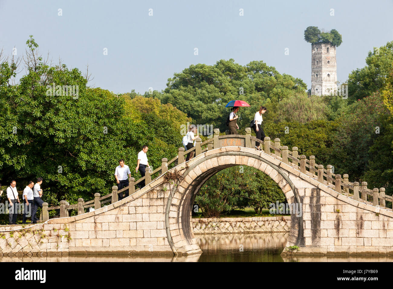 Wenzhou, Zhejiang, Cina. Jiangxin Isola, Ponte della Luna, Est Pagoda in background (ricostruito 1141). Foto Stock