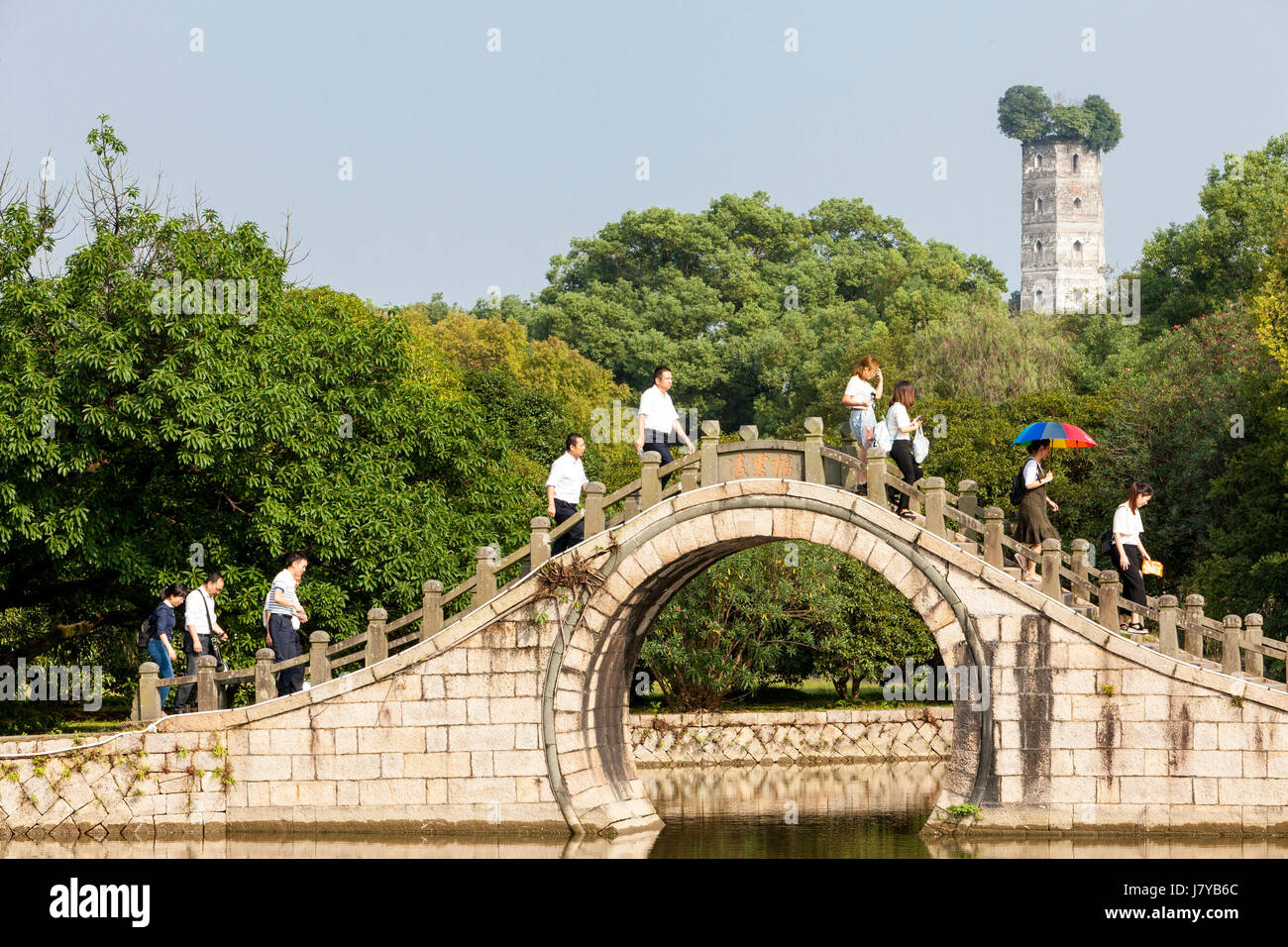 Wenzhou, Zhejiang, Cina. Jiangxin Isola, Ponte della Luna, Est Pagoda in background (ricostruito 1141). Foto Stock