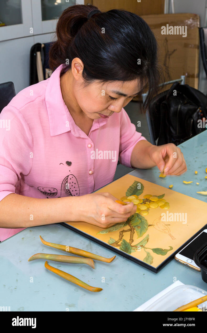 Wenzhou, Zhejiang, Cina. Artista al lavoro, arti e mestieri Istituto di ricerca. Foto Stock