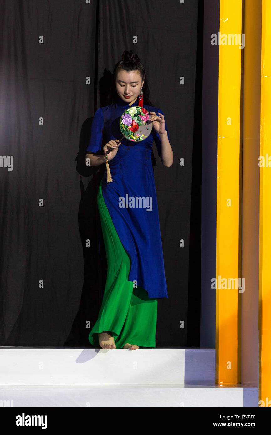 Wenzhou, Zhejiang, Cina. Chinese Fashion Show Model. Per solo uso editoriale. Foto Stock