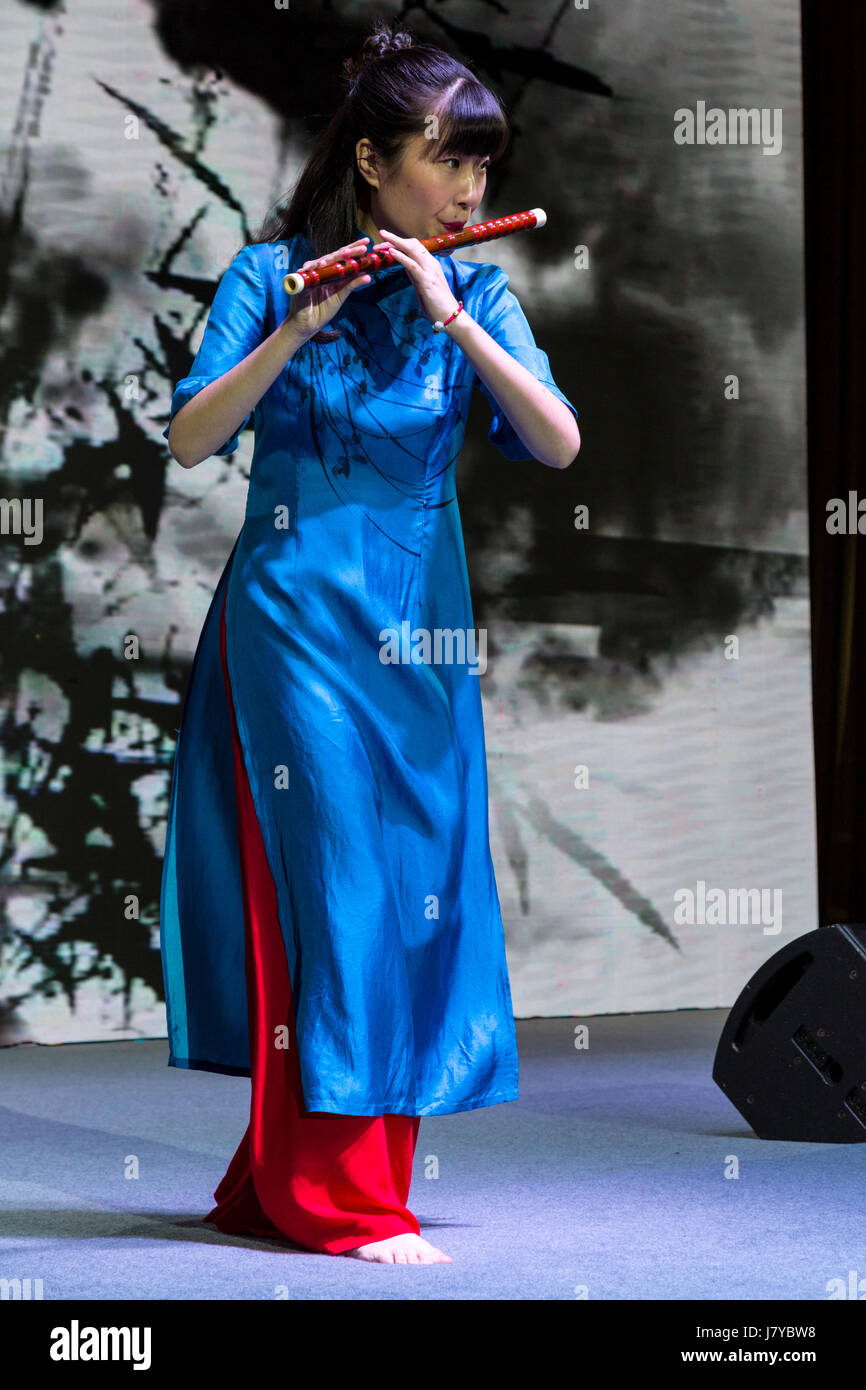 Wenzhou, Zhejiang, Cina. Chinese Fashion Show Model, suonare il flauto. Per solo uso editoriale. Foto Stock