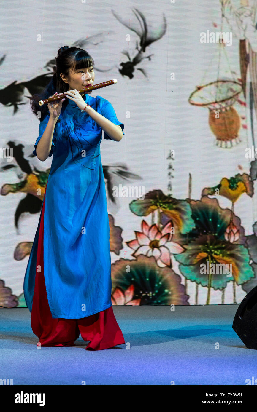 Wenzhou, Zhejiang, Cina. Chinese Fashion Show Model, suonare il flauto. Per solo uso editoriale. Foto Stock