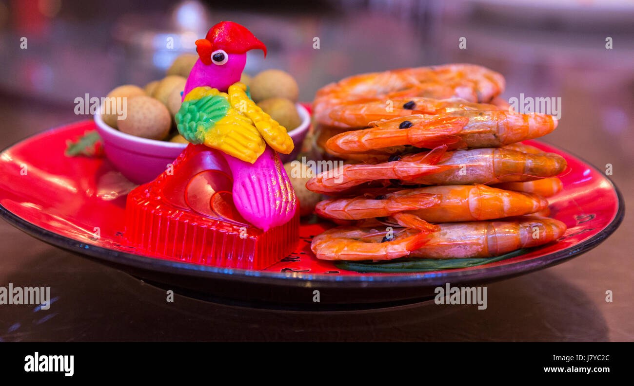 Wenzhou, Zhejiang, Cina. Gamberetti per la cena, passando su un Lazy Susan. Foto Stock