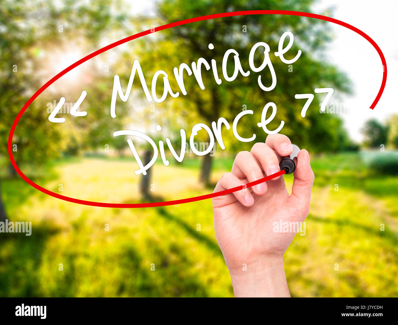 Man mano che scrive il matrimonio - divorzio con pennarello nero su schermo visivo. Isolato su sfondo. Business, tecnologia internet concetto. Stock Photo Foto Stock