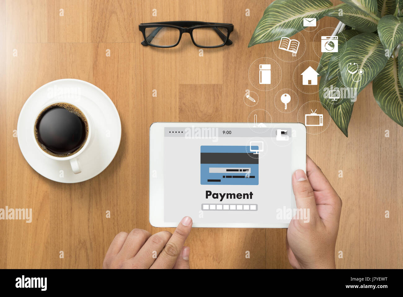 Uomo che utilizza i pagamenti mobili online shopping m-banking Internet Marketing globale Foto Stock