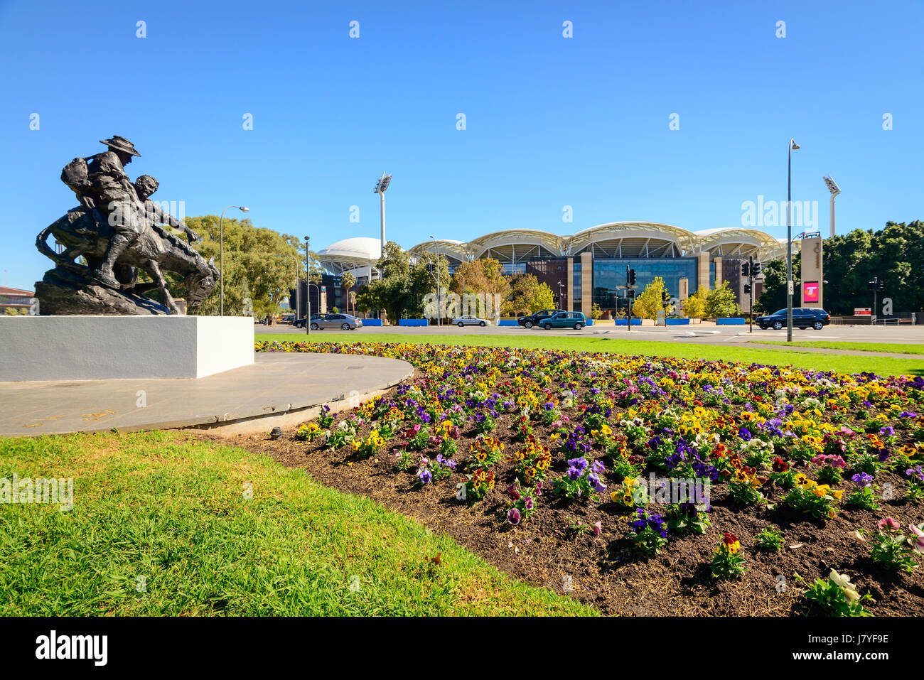 Adelaide, Australia - 14 Aprile 2017: vista a Adelaide Oval stadium East Gate tra King William roadfrom parklands su un luminoso giorno Foto Stock