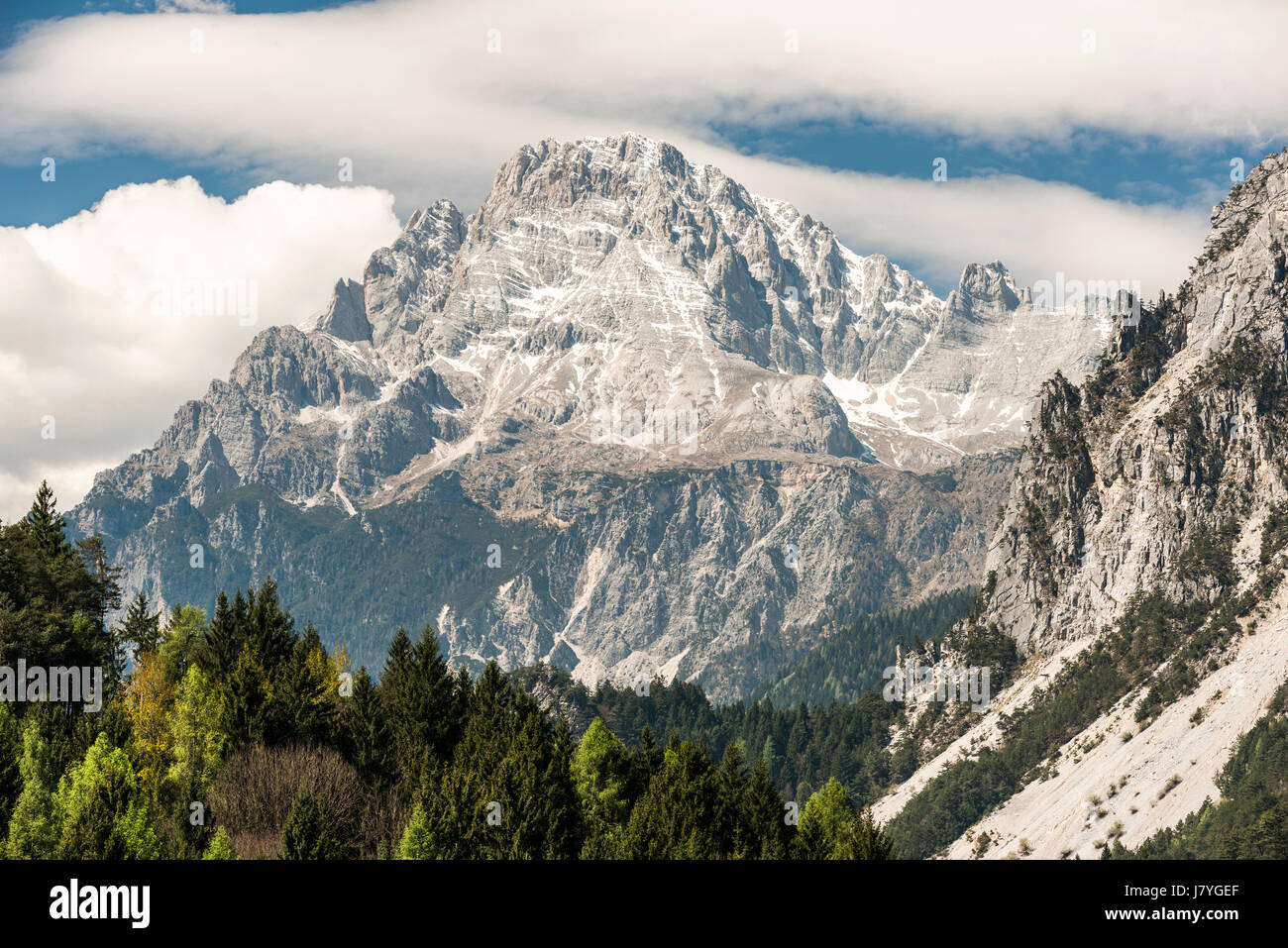 Mountain Antelao, Caralte, paesaggio di Cadore, provincia di Belluno, Veneto, Italia Foto Stock