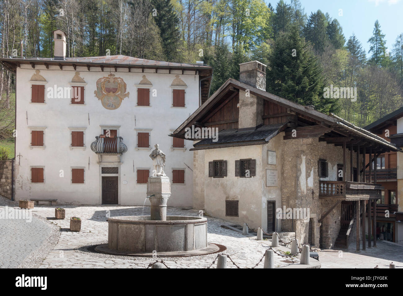 Piazzetta con fontana e Palazzo Sampieri Policardi Vallanzasca, sulla destra diede i natali al pittore Tizian Foto Stock