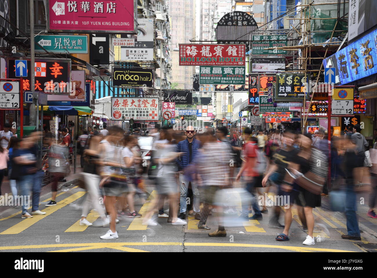 La gente che camminava sul Mong Kok area, Hong Kong Kowloon , persone che camminano in hong kong . canta cinese , hong kong folla , hong kong street Foto Stock