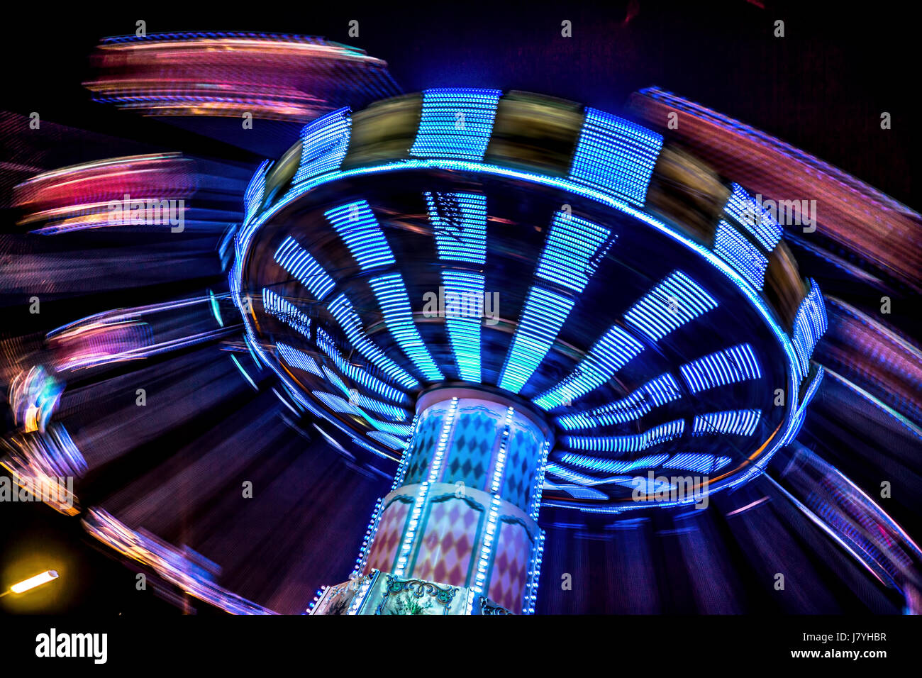 Una lunga esposizione shot dell'onda popolare Swinger ride, con sentieri fantasma dei piloti. Playland, Vancouver B.C. Foto Stock