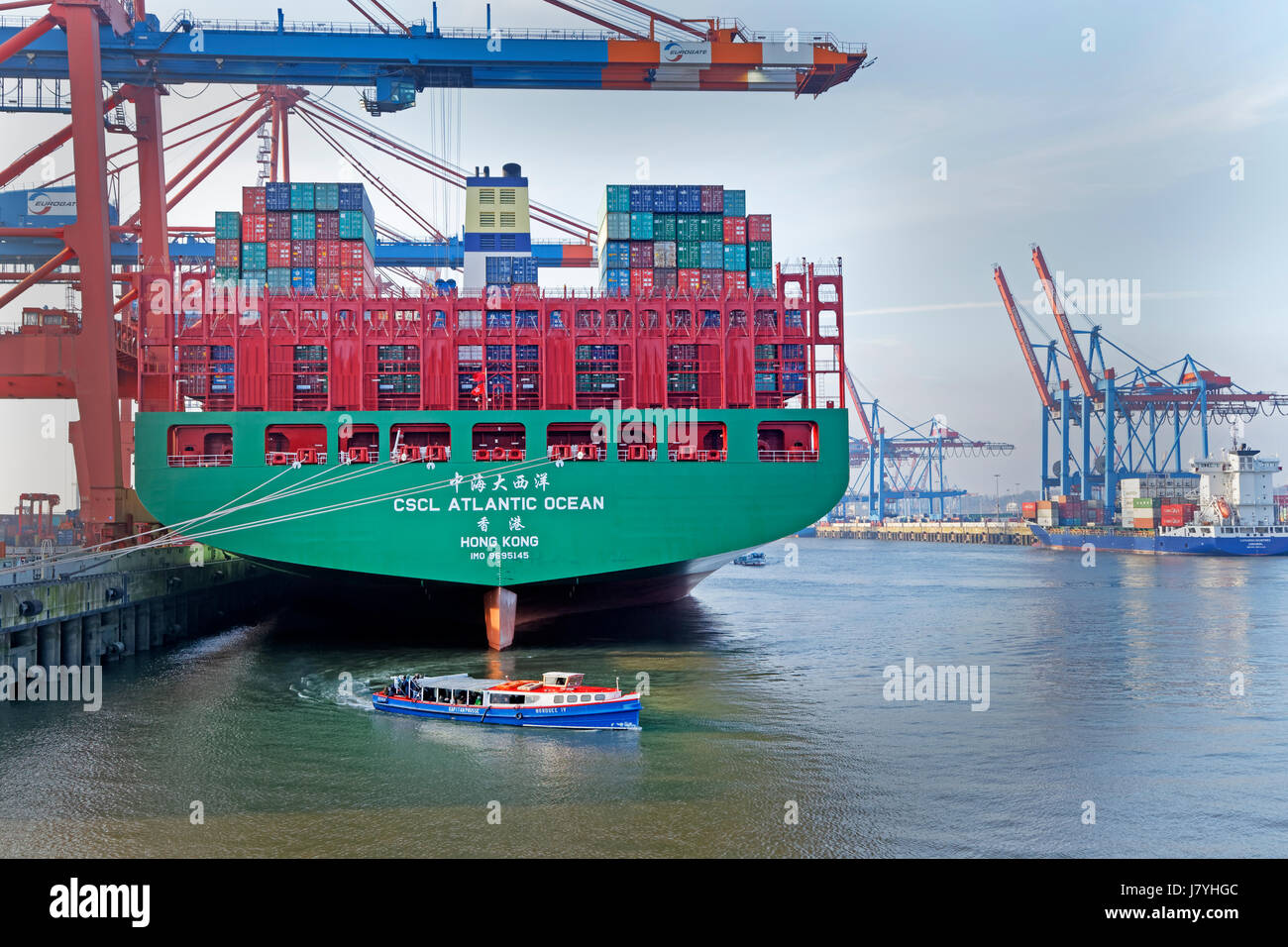 Ein Containerschiff liegt im Hamburger Hafen, Containerterminal Eurogate di Amburgo, Deutschland / nave container dal porto di Amburgo, container terminal Eur Foto Stock