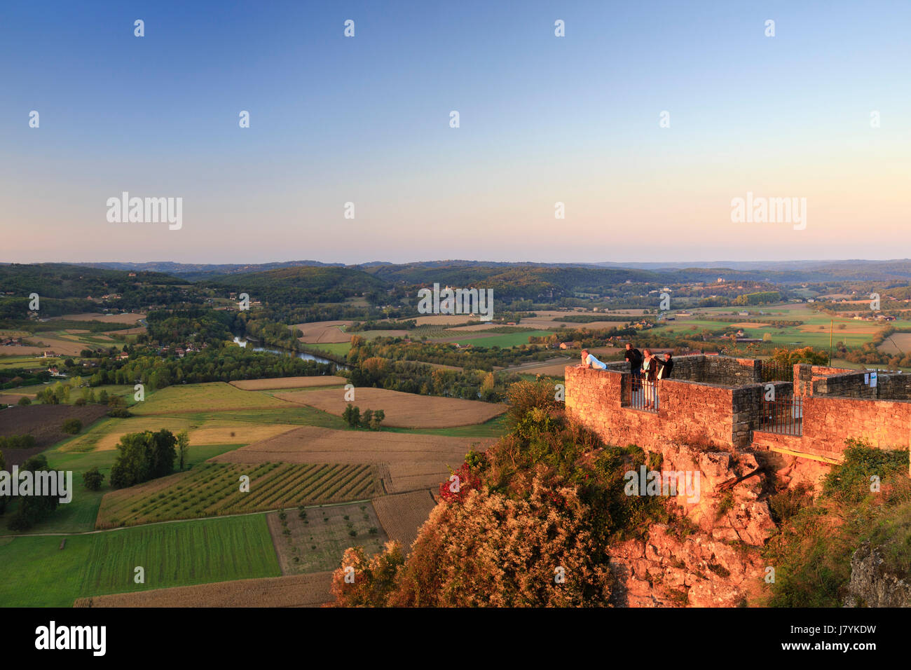 Francia, Dordogna, Domme, etichettato Les Plus Beaux Villages de France (i più bei villaggi di Francia), vista dal belvedere della barre al tramonto Foto Stock