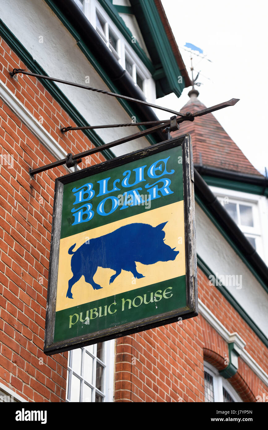Pub Blue Boar a Southend on Sea, Essex, popolare tra i tifosi che visitano Southend Utd al Roots Hall Foto Stock