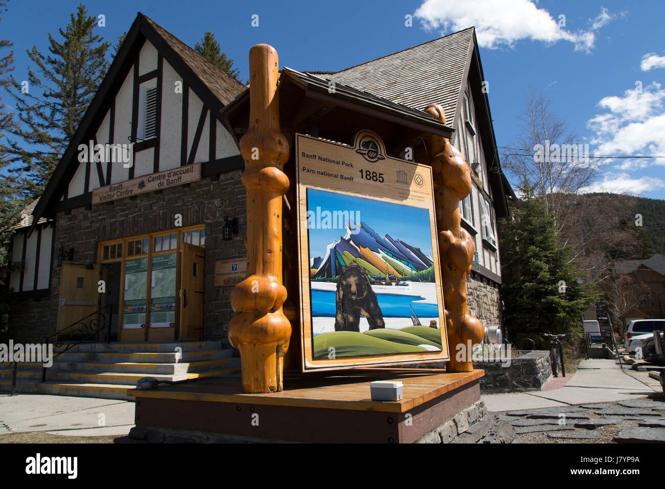 Banff Visitor Centre in Banff, Canada. L'edificio dispone di informazioni circa la località e vende souvenir, è entro il Parco Nazionale di Banff. Foto Stock