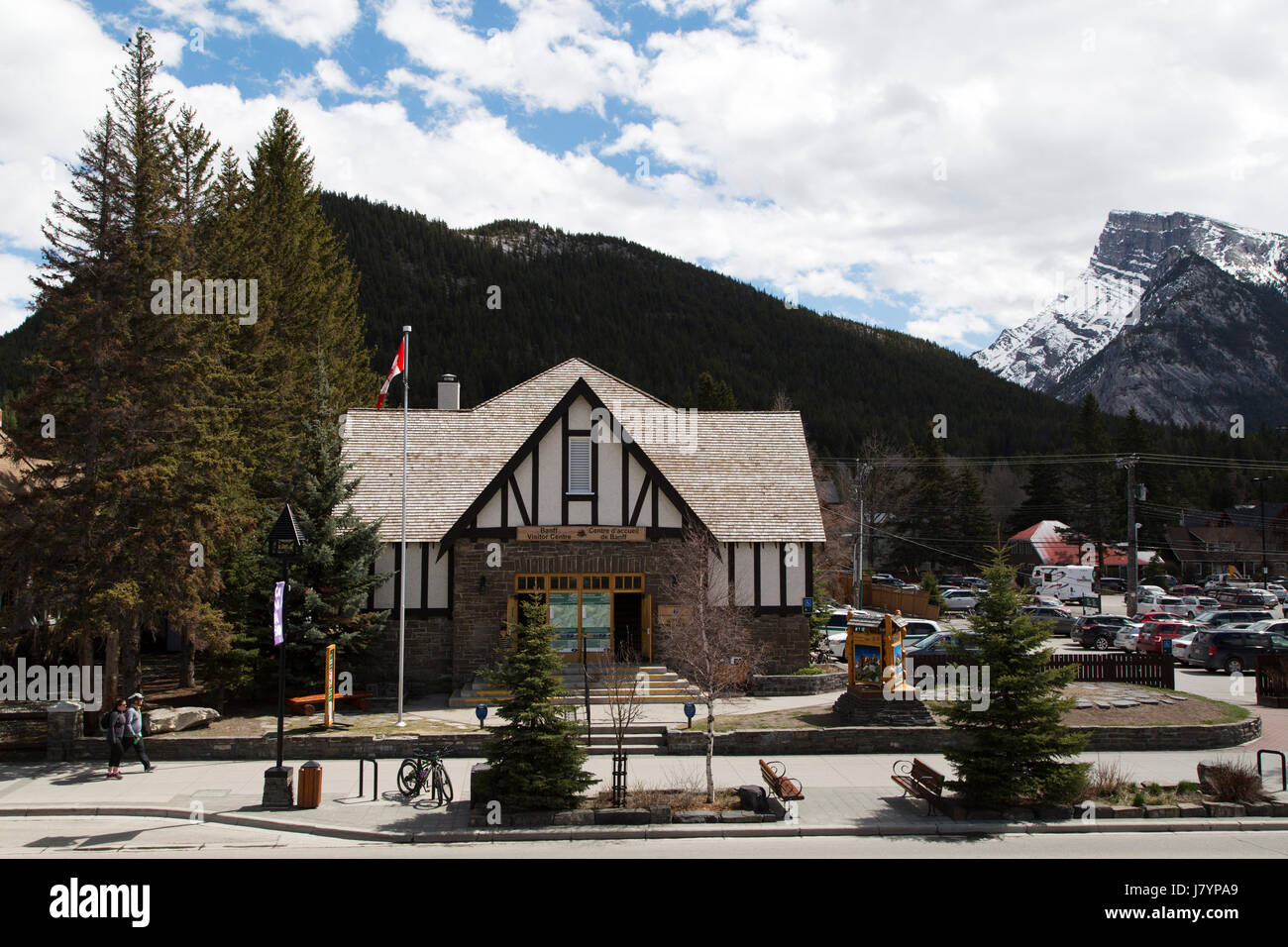 Banff Visitor Centre in Banff, Canada. L'edificio dispone di informazioni circa la località e vendita di souvenir. Foto Stock