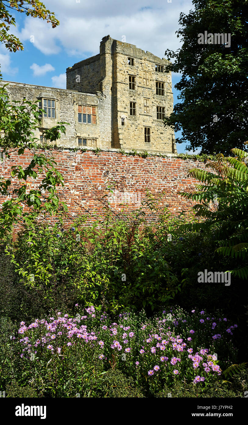 Helmsley walled gardens e il Castello di Helmsley. Foto Stock