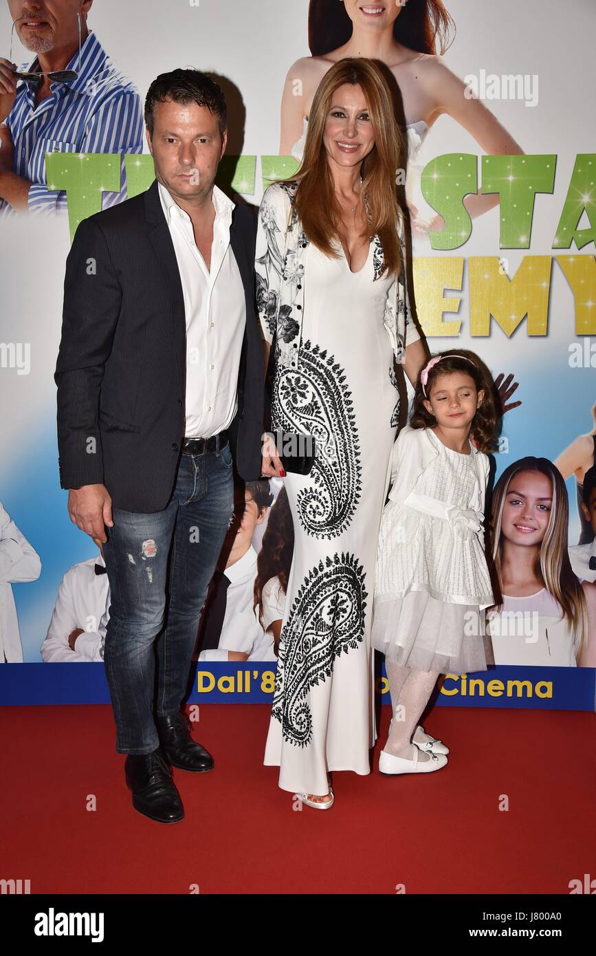 Roma, Cinema Barberini Anteprima delle Teen Star Academy Film, nella foto: Adriana Volpe con il marito Roberto parli e figlia Foto Stock