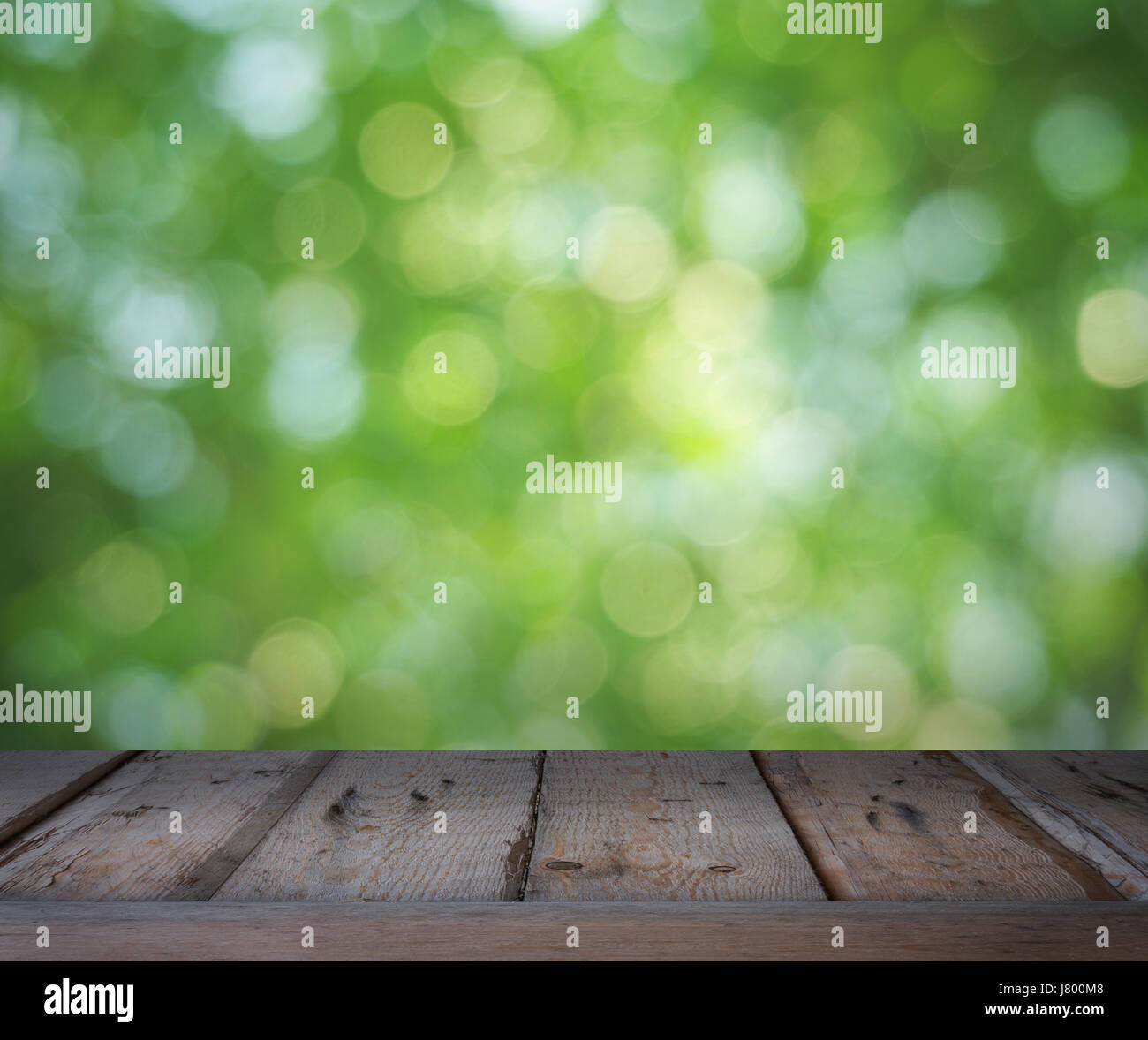 Brown pavimento in legno e bokeh sfondo con percorso di clipping, facile da regolare su ogni elemento. Foto Stock