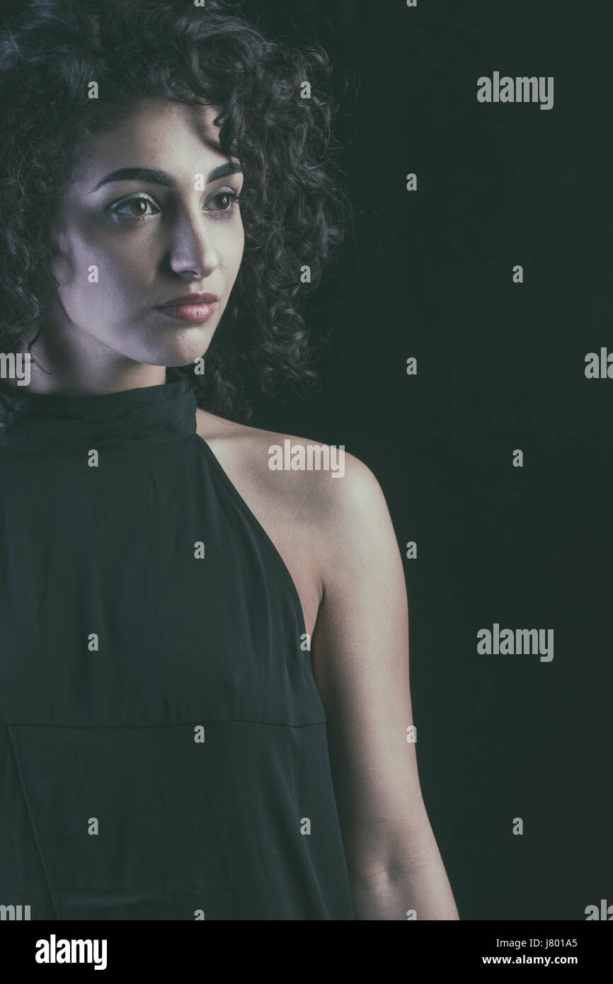 Giovane e bella donna che guarda lontano Foto Stock