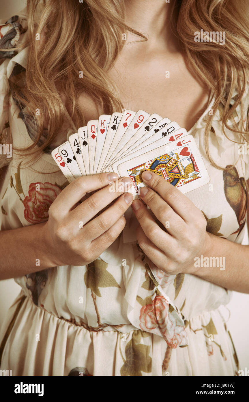 In prossimità di una donna che mantiene le carte da gioco Foto Stock