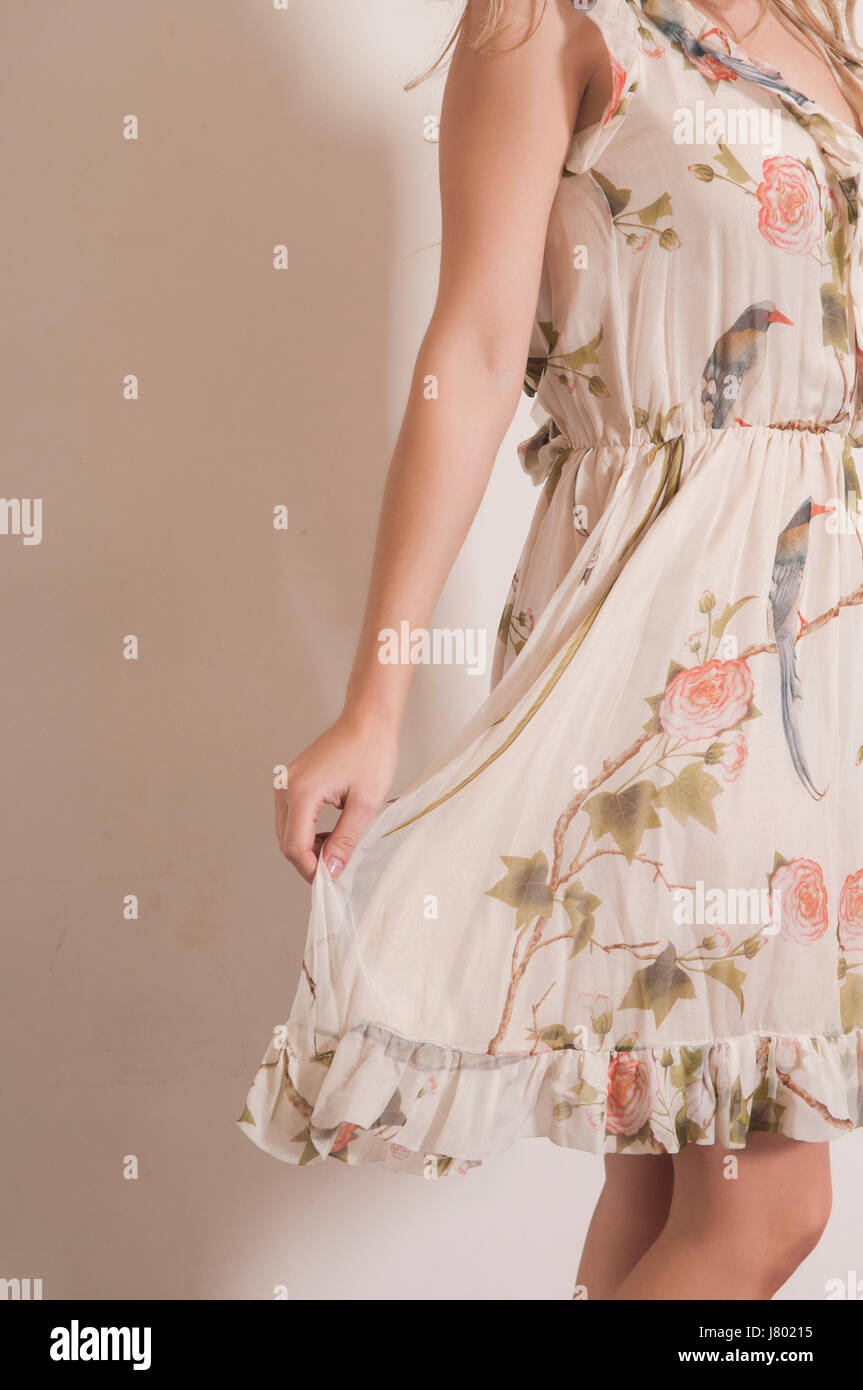 Primo piano di una mano di donna che tiene il suo vestito Foto Stock