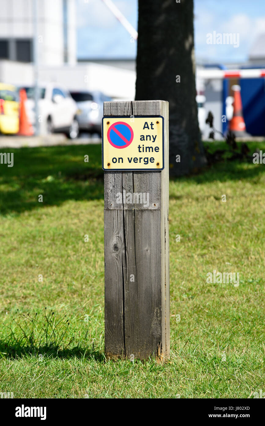 Nessun parcheggio in prossimità di un punto di avvertimento, vicino al Southend Hospital Foto Stock