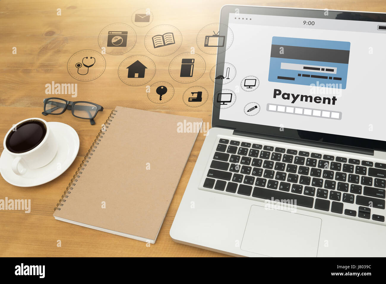 Uomo che utilizza i pagamenti mobili online shopping m-banking Internet Marketing globale Foto Stock