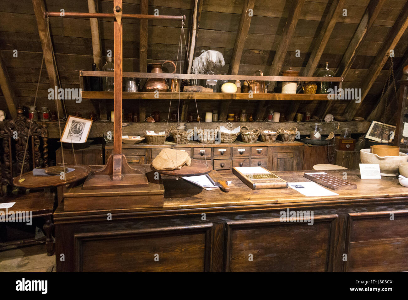 Vecchia erboristeria farmacia farmacia shop counter (Old Operating Theatre Museum e Herb Garret, Londra, Regno Unito) Foto Stock