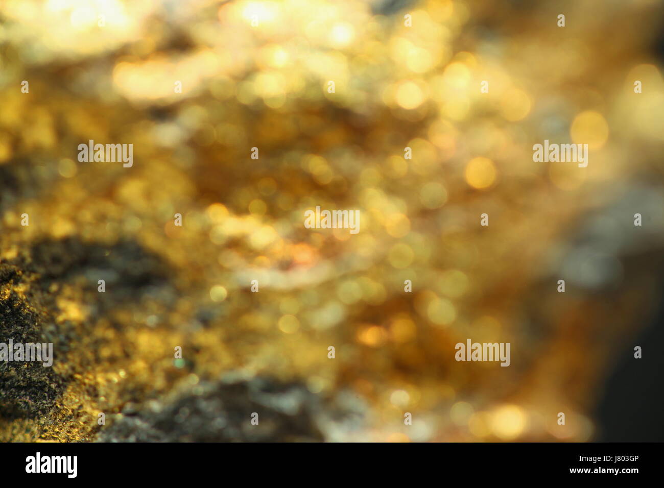 Con uno sfondo giallo lucido il minerale di oro Foto Stock