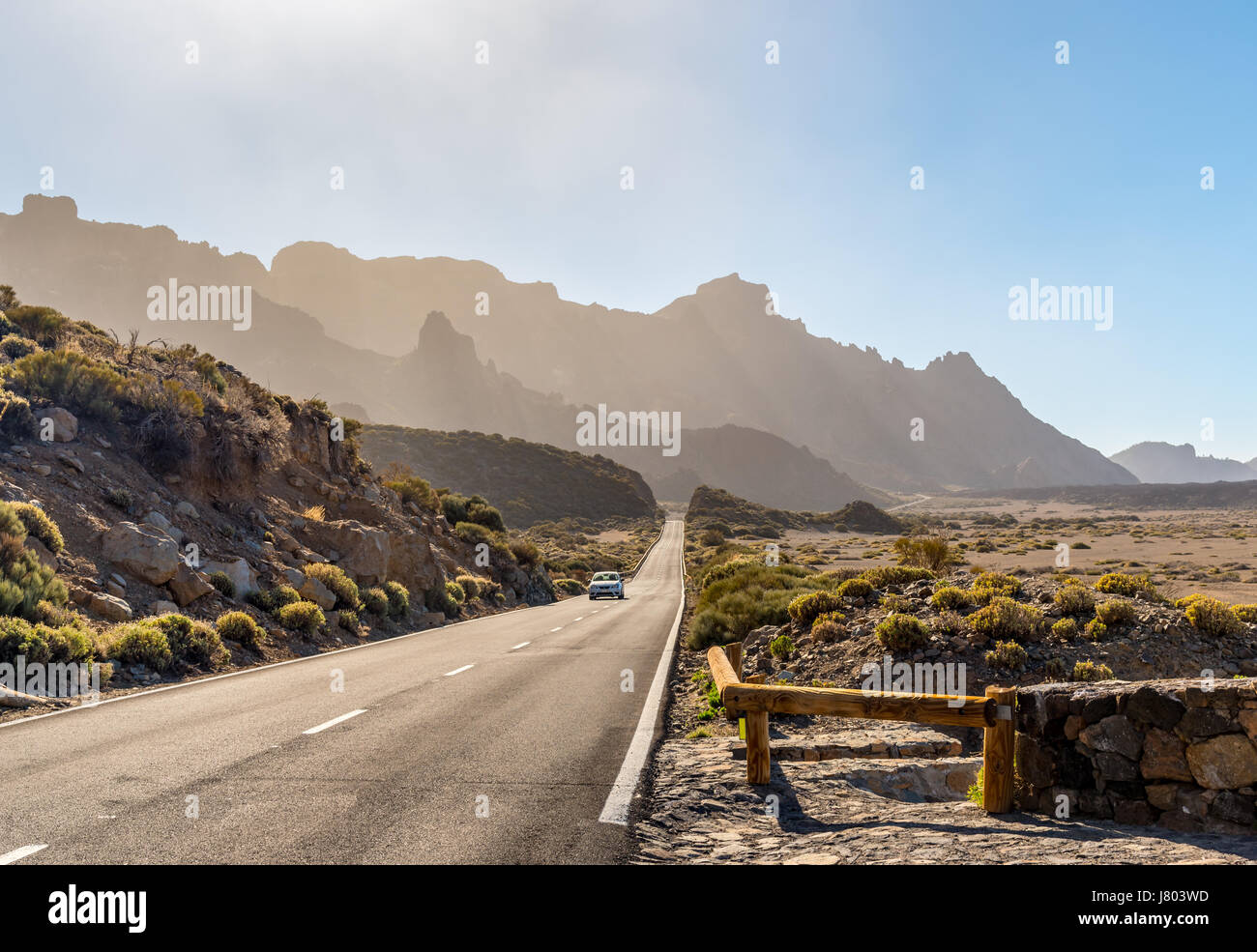 Attraversamento su strada all'interno del cratere del monte Vulcano Teide verso il bordo del cratere Foto Stock