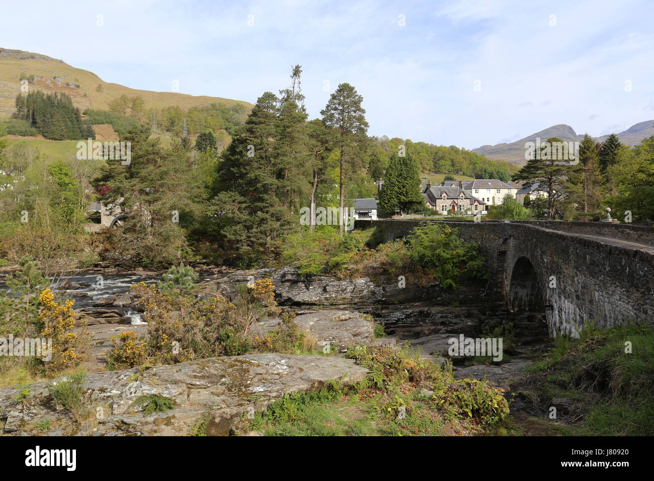 Ponte sul fiume dochart killin scozia maggio 2017 Foto Stock
