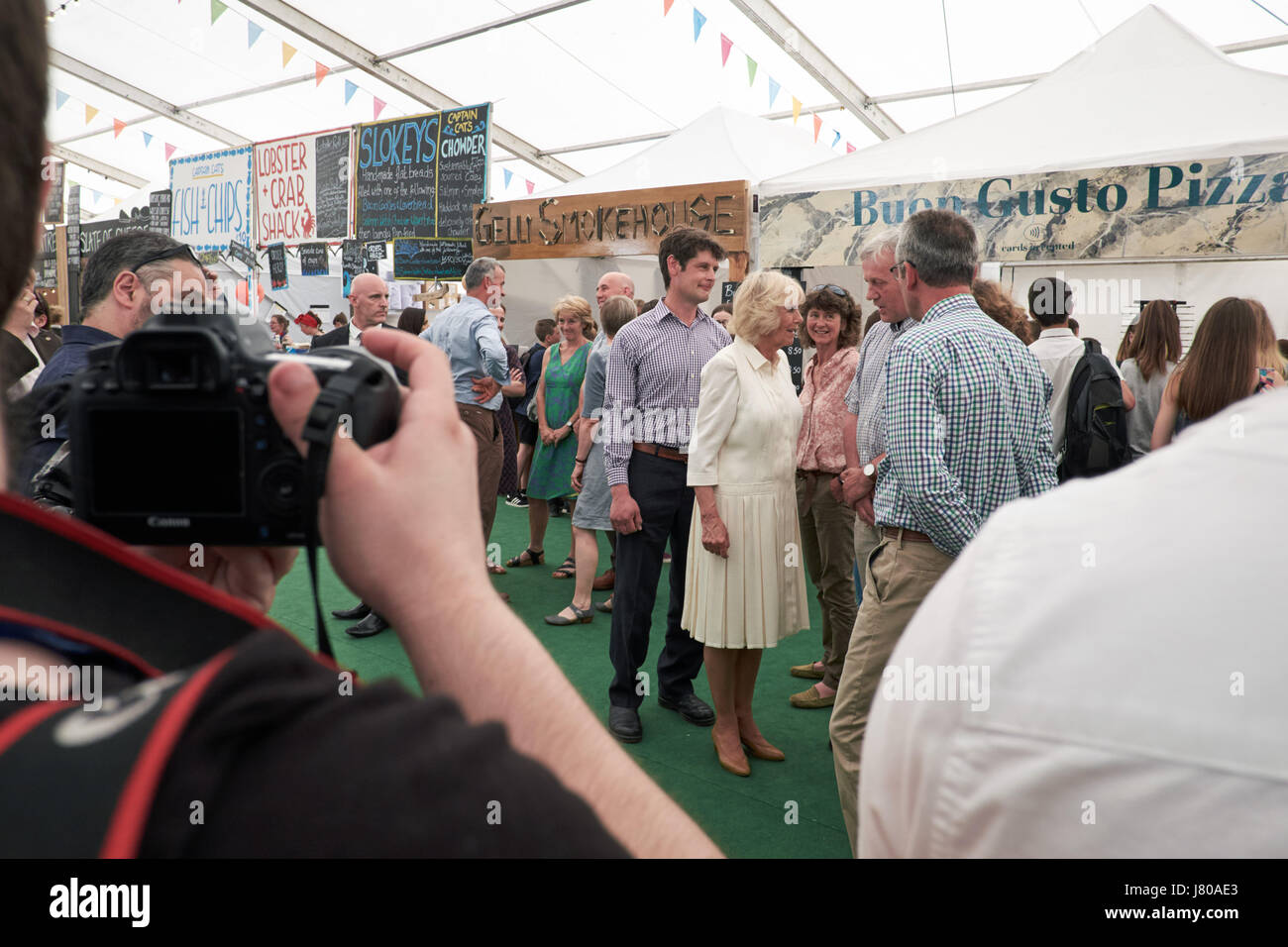 Camilla, la duchessa di Cornovaglia, presso il festival di fieno, 2017, sale riunioni locali produttori di cibo Foto Stock