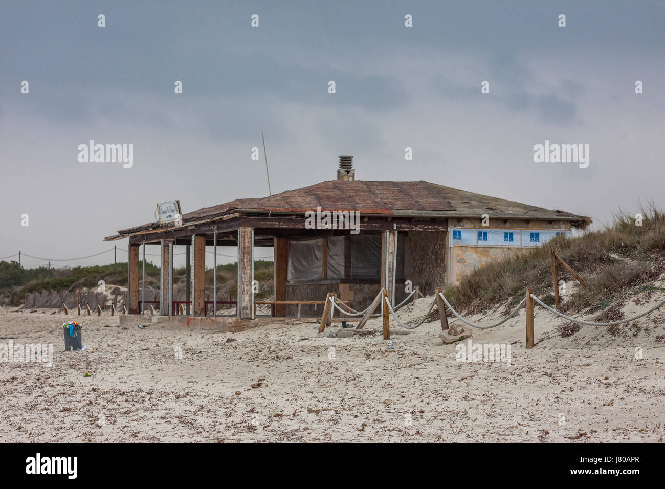 Unkempt Chiringuito (beach bar) alla spiaggia di Es Trenc, Campos, Mallorca in Spagna prima di demolizione nel 2017. Fotocredit: Christian Lademann Foto Stock