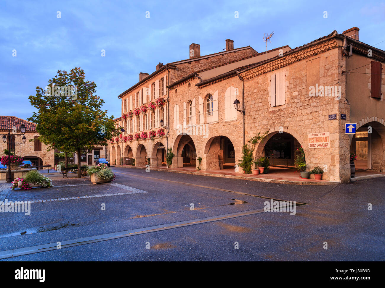 Francia, Gers, Montreal o Montreal du Gers, etichettato Les Plus Beaux Villages de France (i più bei villaggi di Francia), City Halltravel Foto Stock