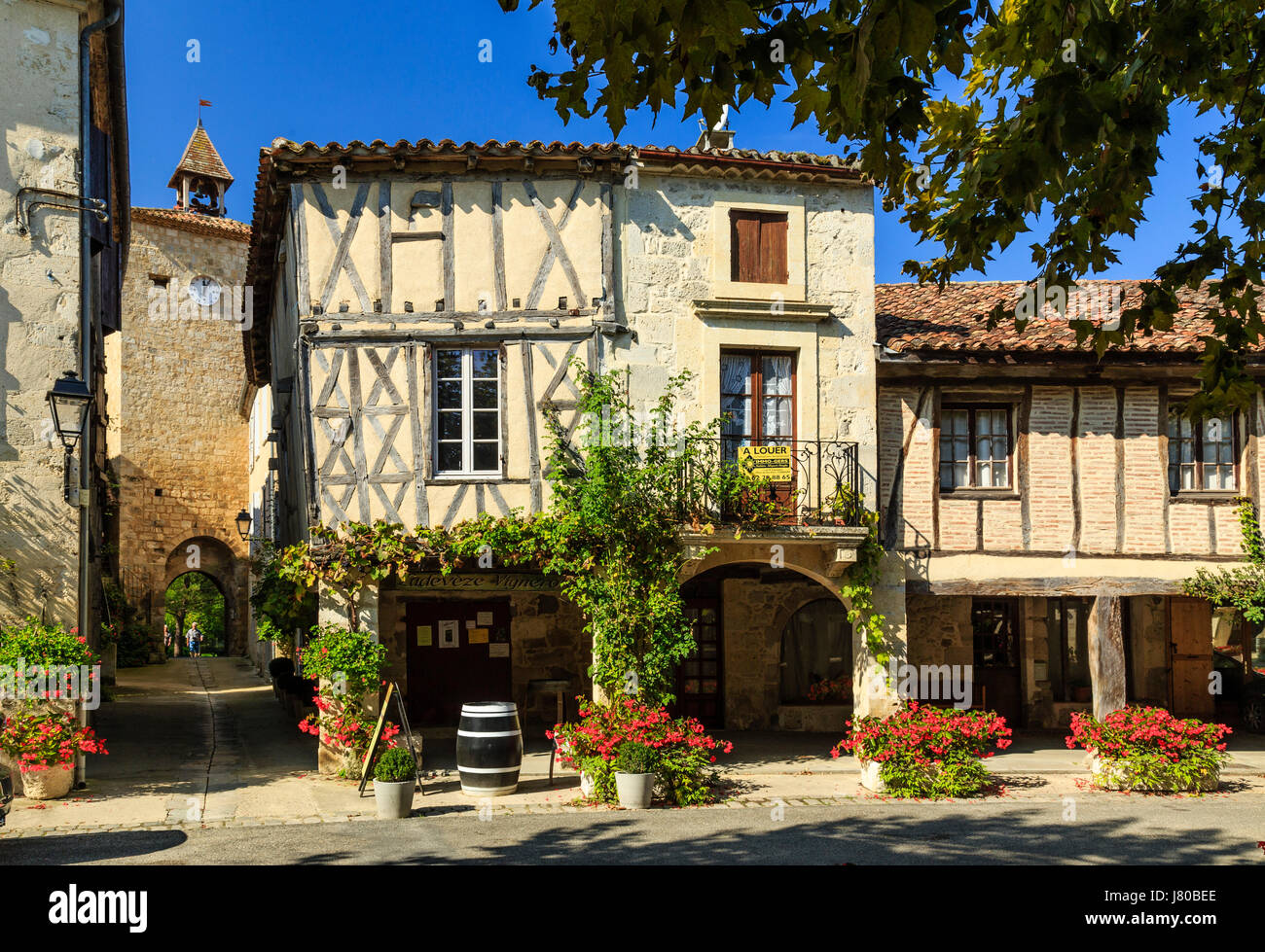 Francia, Gers, Fources, etichettati Les Plus Beaux Villages de France (i più bei villaggi di Francia), case porticate della piazza circolare Foto Stock