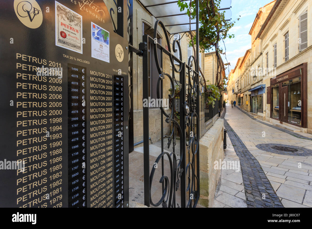 Francia, Gironde, Saint Emilion, classificato come patrimonio mondiale dall UNESCO, Street anteriore di un mercante di vino Girondins street Foto Stock