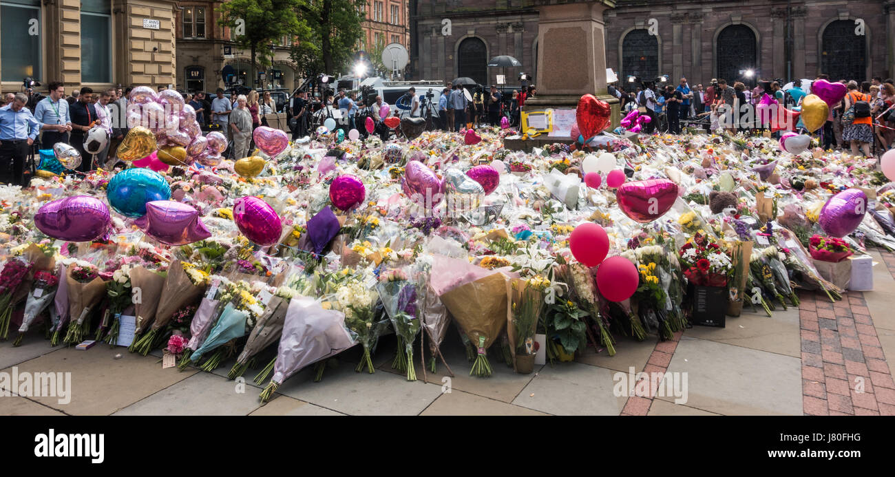 Memoriale floreale in St Ann's Square per 22 assassinato al Manchester Arena di Salman Abedi Foto Stock
