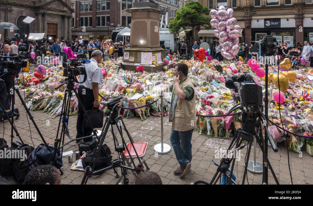 Memoriale floreale in St Ann's Square per 22 assassinato al Manchester Arena di Salman Abedi Foto Stock