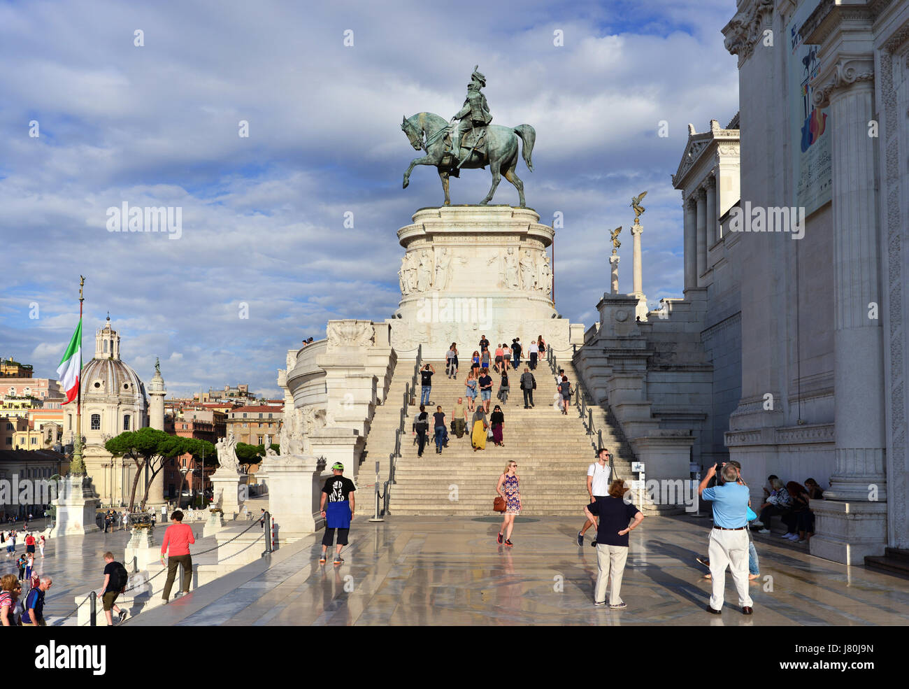 I turisti di visitare il famoso altare della nazione monumento con il primo re d Italia statua equestre, nel centro di Roma Foto Stock
