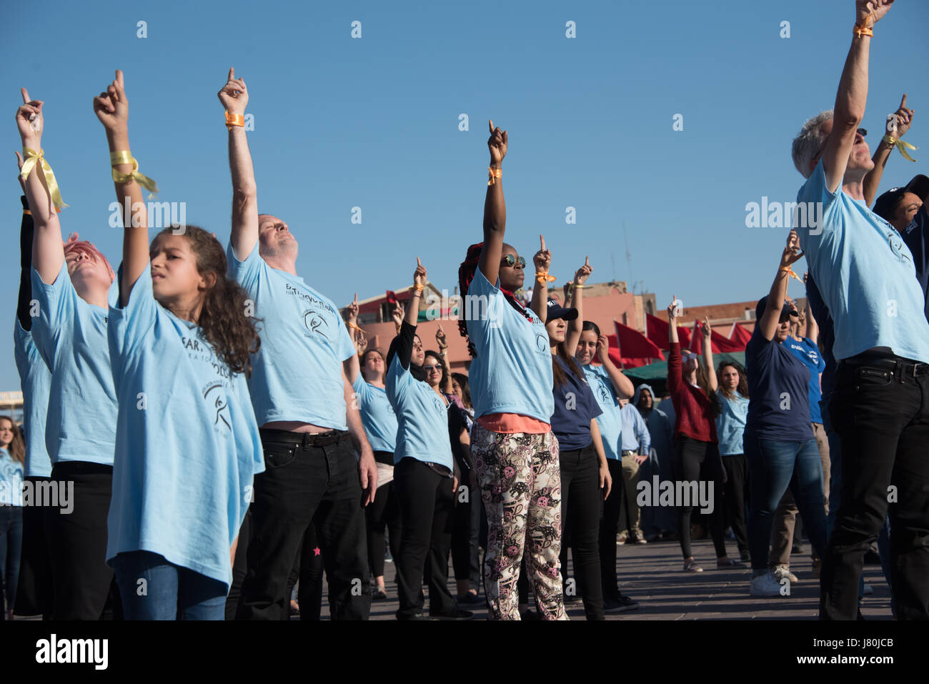 Giovani attivisti al COP22 conferenza ONU sul clima del prendere parte a un flashmob dance protesta in piazza Jemaa El Fnaa, il mercato centrale plaza a Marrakech, Marocco, 10 novembre 2016. Foto Stock