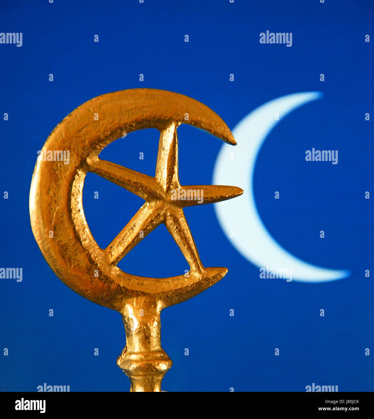 La mezzaluna e la stella che divenne collegato con l Islam nella metà C20th. Il ricco colore blu è spesso usato in piastrelle da decorare moschee Foto Stock
