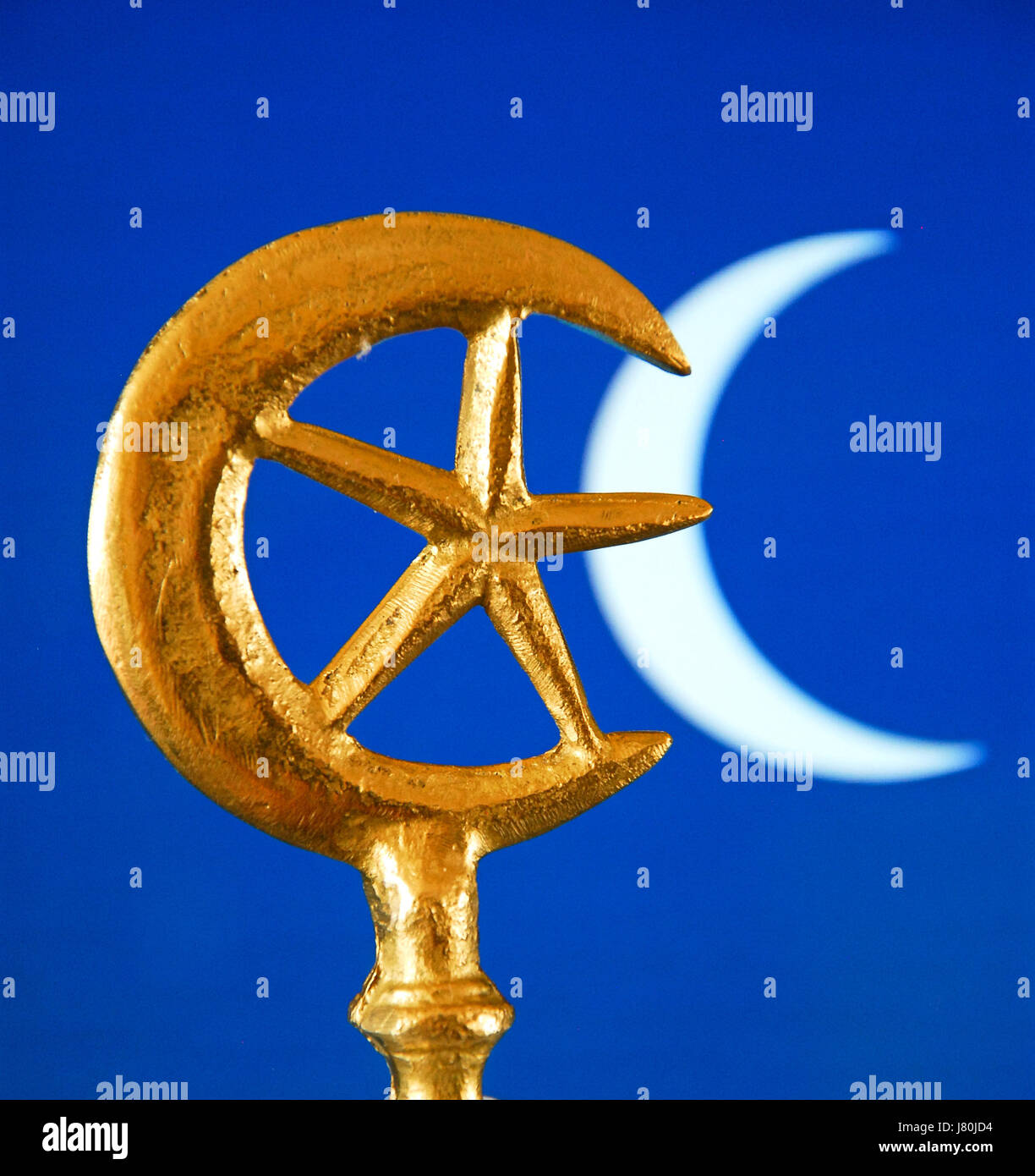 La mezzaluna e la stella che divenne collegato con l Islam nella metà C20th. Il ricco colore blu è spesso usato in piastrelle da decorare moschee Foto Stock