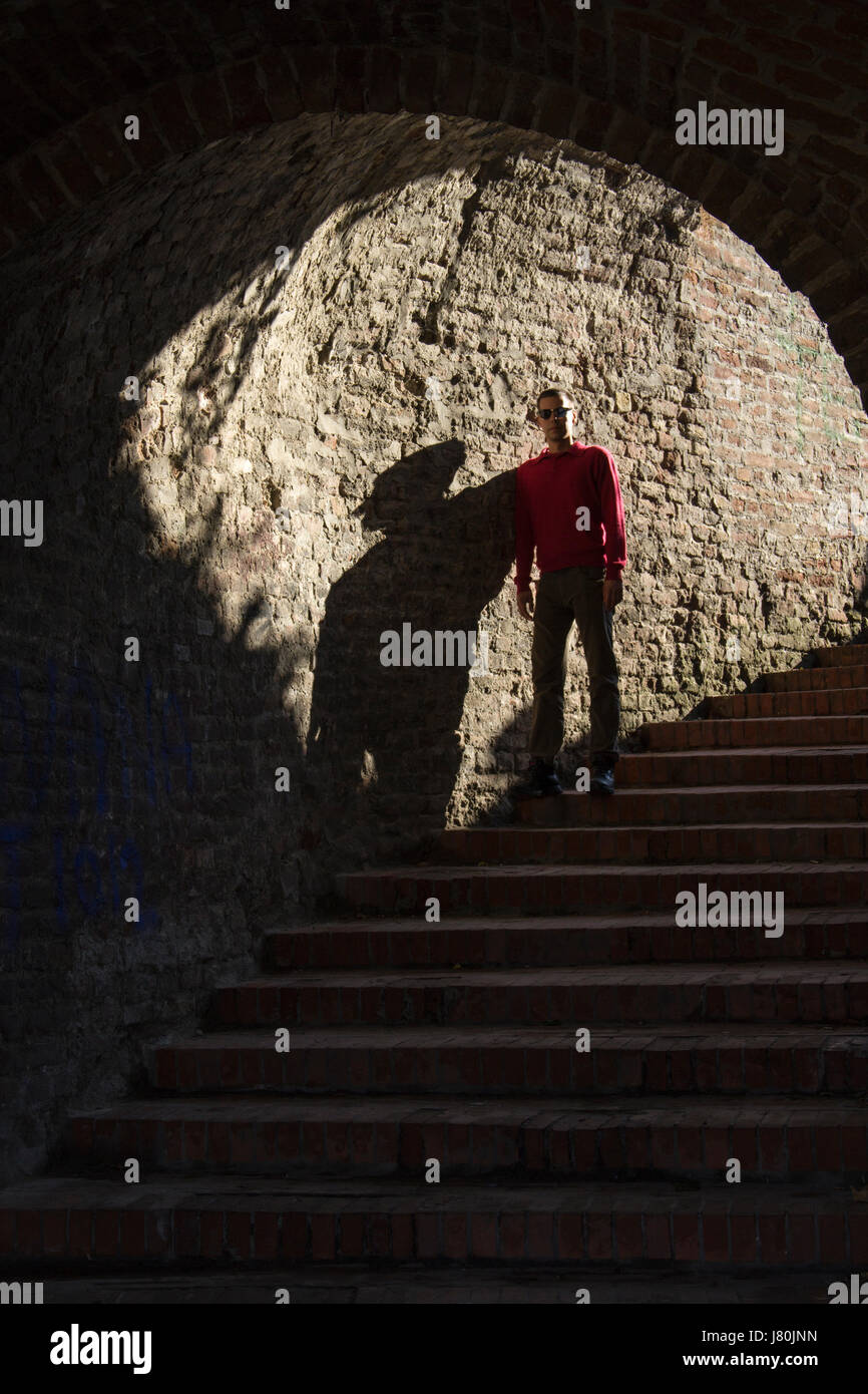 Giovane uomo in un tunnel Foto Stock
