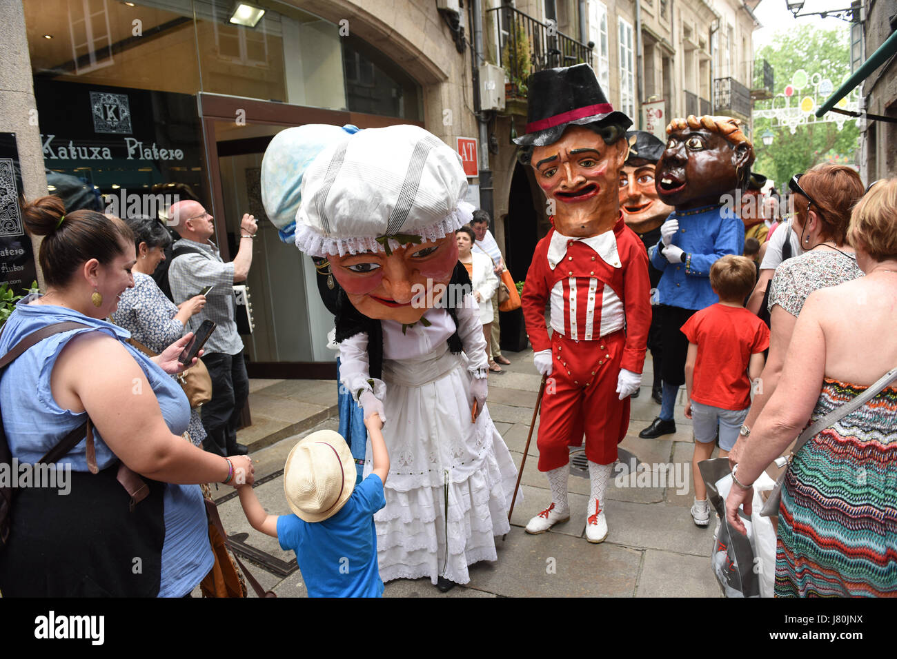 Gigantes y cabezudos giganti sfilano per le strade di Santiago de Compostela in Spagna settentrionale durante il giorno dell'Ascensione festival. Foto Stock