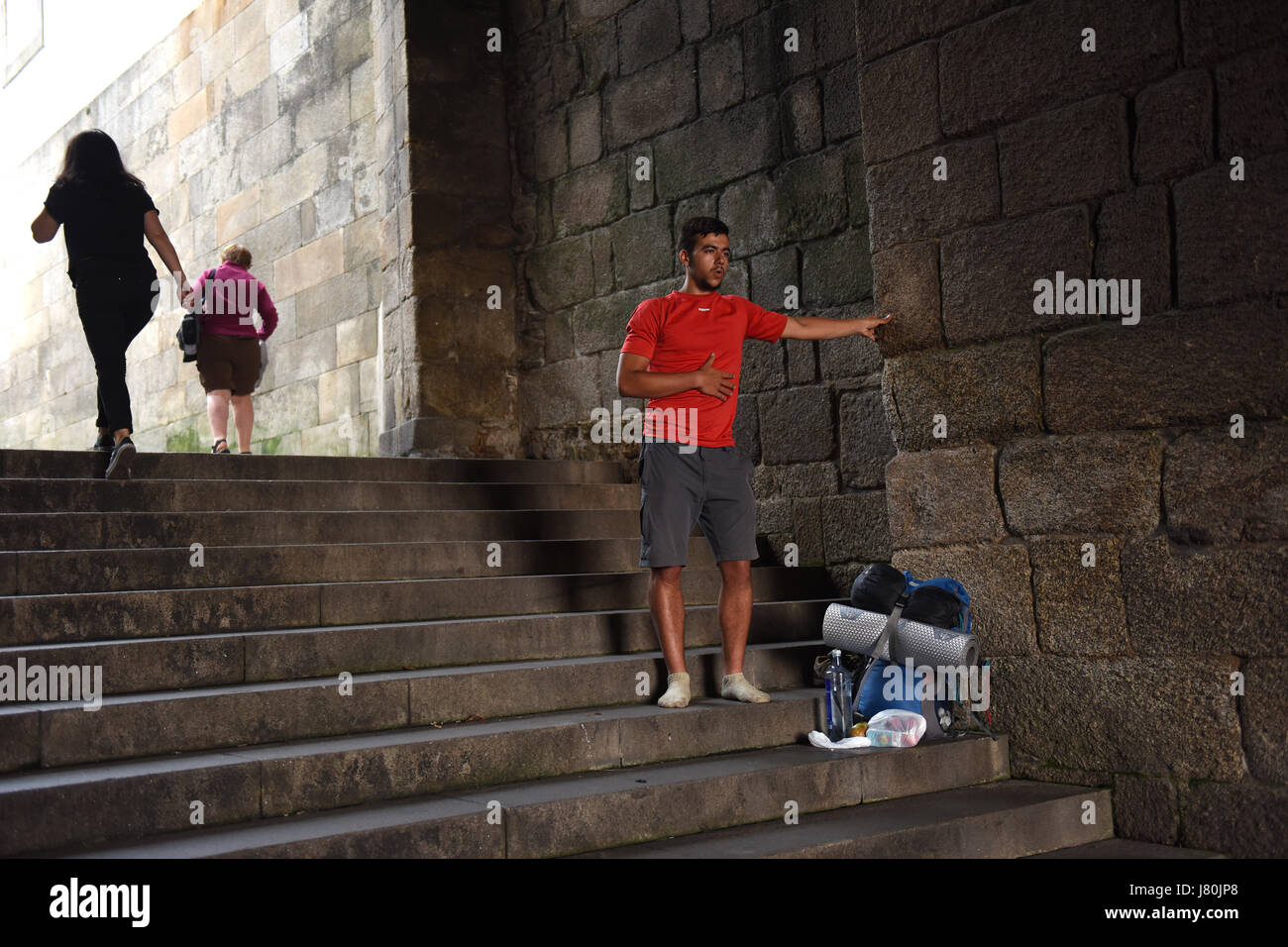 Il momento di emozione come pellegrini arrivano nella piazza della Cattedrale di Santiago de Compostela in Spagna settentrionale dopo aver camminato il Camino de Santiago Foto Stock